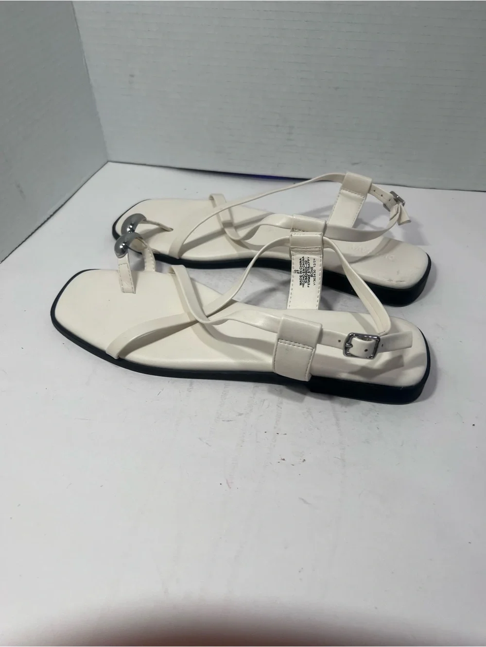 Old Navy White Strappy Toe-Ring Flat Sandals